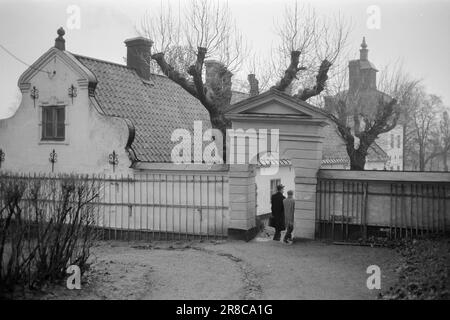 Attuale 53-4-1960: Castello norvegese in Svezia il comune di Oslo non ha qualcosa di meglio su cui spendere i nostri soldi che costruire un palazzo municipale di Pampe all'estero? Ha chiesto ai contribuenti indignati quando è diventato noto che la città aveva impegnato nel restauro e la ristrutturazione del castello di Hässelby vicino a Stoccolma, una magnifica proprietà del 17th ° secolo situato a circa 13 chilometri dal centro di Stoccolma. Foto: Sverre A. Børretzen / Aktuell / NTB ***FOTO NON ELABORATA*** Foto Stock