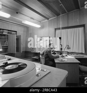 Effettivo 19-1-1960: Go madre, tutti questo è Norwegian National Broadcasting - prima che abbiamo le nostre scarpe su. Foto: Aage Storløkken / Claus Peter Fischer / Aktuell / NTB ***FOTO NON ELABORATA*** Foto Stock