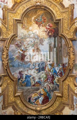 NAPOLI, ITALIA - 21 APRILE 2023: Il soffitto affresco scena dalla vita di San Benedetto nella chiesa dei Santi Severino e Sossio Foto Stock