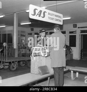 Attuale 1-5-1960: Voliamo - e l'attesa Di Un volo da Oslo a Bergen ha preso 4 1/2 ore. Abbiamo aspettato e bused via oltre 3! Foto: Ivar Aaserud / Aktuell / NTB ***FOTO NON ELABORATA*** Foto Stock