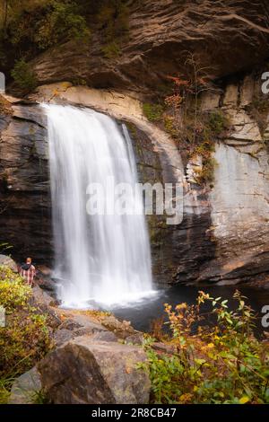 Looking Glass Falls in autunno, vicino ad Asheville, North Carolina, cascate della foresta di Pisgah Foto Stock
