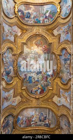 NAPOLI, ITALIA - 21 APRILE 2023: Il soffitto affresco scena dalla vita di San Benedetto nella chiesa dei Santi Severino e Sossio Foto Stock