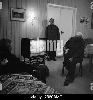 Corrente 55-4-1960: Il mondo intero è venuto a Odalen la Croce Rossa ha raccolto denaro per l'acquisto di una TV per la casa degli anziani Sør-Odal. Per la prima volta nella loro vita, gli antichi videro un vasto e meraviglioso globo con persone, città e nazioni di cui non avevano sentito parlare. Foto: Aage Storløkken / Aktuell / NTB ***FOTO NON ELABORATA*** Foto Stock