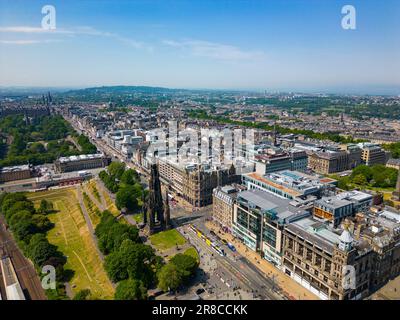 Vista aerea dei Princes Street Gardens e Princes Street a Edimburgo, Scozia, UKScotland, Regno Unito Foto Stock