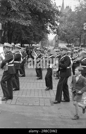 Attuale 12-3-1947: Italiano Fåtebösek unità della British Home Fleet Visita le città costiere norvegesi all'inizio di giugno. A bordo di 'Vengeance' era il Comandante-in-Capo della Marina britannica, primo Signore del mare, Ammiraglio Cunningham. Questa prima visita ufficiale della flotta britannica dopo la guerra è avvenuta su iniziativa norvegese, come un saluto e grazie alla marina britannica. Foto: Aktuell / NTB ***FOTO NON ELABORATA*** Foto Stock