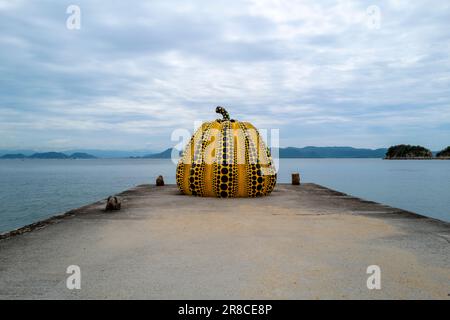 Yayoi Kusama Pumpkin su Naoshima, Giappone Foto Stock