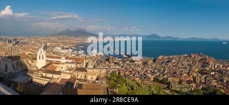 Il panorama di Napoli alla luce della sera. Foto Stock
