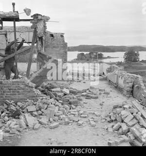 Corrente 47-1-1960: Gli aerei nel soggiorno. Sappiamo ancora troppo poco degli effetti del rumore sull'udito e sui nervi. Tuttavia, stiamo iniziando a costruire un grande aeroporto in una zona densamente costruita: Fornebu. Certo, molte case sono state costruite dopo l'arrivo dell'aeroporto, ma è chiaro che questa era una tipica zona residenziale, ben adatta per lo sviluppo suburbano. Foto: Ivar Aaserud / Aktuell / NTB ***FOTO NON ELABORATA*** Foto Stock