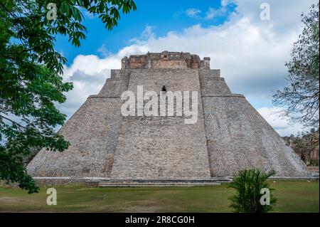 Piramide Maya chiamata del mago nel sito patrimonio dell'umanità dell'UNESCO di Uxmal, a Yucatan, Messico Foto Stock