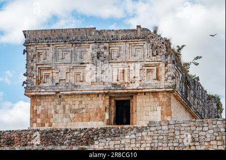 Edificio Maya chiamato del Palazzo Gorvernor nel sito patrimonio dell'umanità dell'UNESCO di Uxmal, a Yucatan, Messico Foto Stock