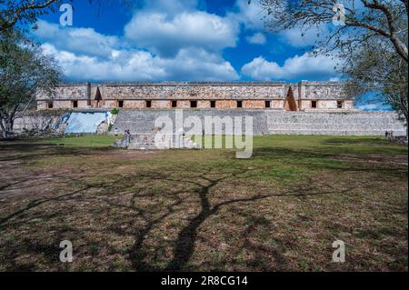 Edificio Maya chiamato del Palazzo Gorvernor nel sito patrimonio dell'umanità dell'UNESCO di Uxmal, a Yucatan, Messico Foto Stock