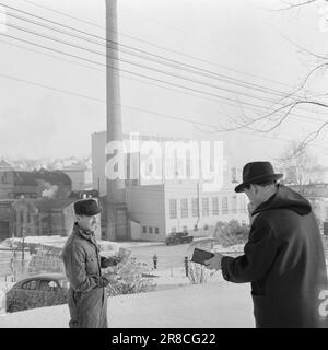 Effettivo 56-7-1960: Tuta o tute bonus di Natale sono diventati luogo comune a molte aziende. Ma non tutti i manager aziendali sono stati fortunati con la distribuzione. In molti luoghi di lavoro, la questione della gratiale o non è dipesa dal problema: Tuta o tute. Il lavoratore riceve NOK 250 come bonus di Natale. Questo collega è stato nel servizio dell'azienda per più di 20 anni. Quando l'imposta viene dedotta, sarà inferiore a 10 NOK. all'anno! Il funzionario riceve NOK 800. La differenza tra un operaio di colletto bianco e un operaio oggi è proprio questa: Un operaio di colletto bianco è pagato mensilmente, Foto Stock