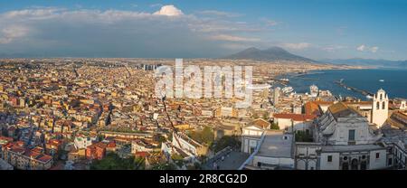 Il panorama di Napoli alla luce della sera. Foto Stock