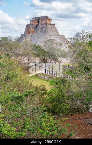 Piramide Maya chiamata del mago nel sito patrimonio dell'umanità dell'UNESCO di Uxmal, a Yucatan, Messico Foto Stock