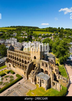 Vista aerea dal drone delle rovine dell'Abbazia di Jedburgh nella città di Jedburgh, al confine scozzese, in Scozia, Regno Unito Foto Stock