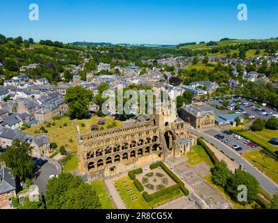 Vista aerea dal drone delle rovine dell'Abbazia di Jedburgh nella città di Jedburgh, al confine scozzese, in Scozia, Regno Unito Foto Stock