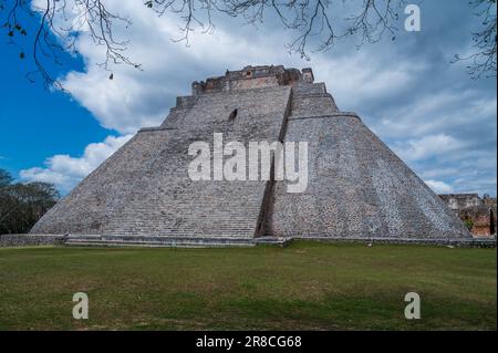 Piramide Maya chiamata del mago nel sito patrimonio dell'umanità dell'UNESCO di Uxmal, a Yucatan, Messico Foto Stock