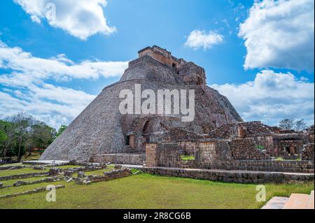 Piramide Maya chiamata del mago nel sito patrimonio dell'umanità dell'UNESCO di Uxmal, a Yucatan, Messico Foto Stock