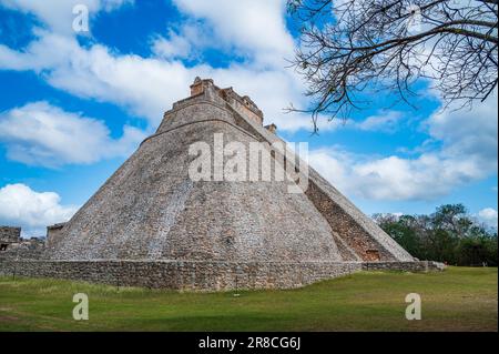 Piramide Maya chiamata del mago nel sito patrimonio dell'umanità dell'UNESCO di Uxmal, a Yucatan, Messico Foto Stock