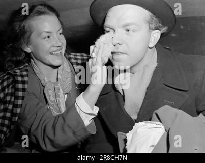 Attuale 21-5-1950: I vigili del fuoco si preparano per la winterHenki Kolstad e Inger-Marie Andersen hanno i ruoli principali nel film 'vi gifter oss', che è girato a Oslo. Per farla sembrare invernale, anche se le riprese si svolgono in autunno, i vigili del fuoco hanno spruzzato schiuma di sapone per le strade. Foto: Sverre A. Børretzen / Aktuell / NTB ***FOTO NON ELABORATA*** Foto Stock