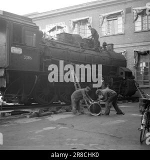 Attuale 22-3-1947: Sciopero della produzione ad AskimaA un paio di mesi fa, i lavoratori di Askim Gummivaefabrikk hanno deciso all'unanimità di seguire l'appello del governo per aumentare la produzione. L'obiettivo è stato fissato al dieci per cento, un aumento significativo per una fabbrica moderna, e le persone scettiche hanno suggerito che i lavoratori e l'azienda, che dovevano organizzare gli aspetti tecnici, avrebbero potuto prendere qualcosa di troppo duro. Ma nel complesso, la produzione in diversi reparti è aumentata di oltre il dieci per cento! Foto: TH. Skotaam / Aktuell / NTB ***FOTO NON ELABORATA*** Foto Stock