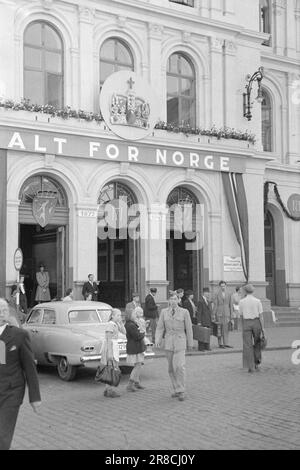 Attuale 16-1947: Centomila tributi al re per 75 anni Oslo aveva tirato fuori tutte le fermate per il 75th° compleanno del re Haakon il 3 agosto. L'immagine del re brillò contro uno in tutte le dimensioni ed edizioni da quasi ogni vetrina. Per tre giorni interi i festeggiamenti reali durarono. Il momento culminante dei festeggiamenti di Oslo è stato senza dubbio il giro in auto del re attraverso la città di domenica. Foto: Aktuell / NTB ***FOTO NON ELABORATA*** Foto Stock