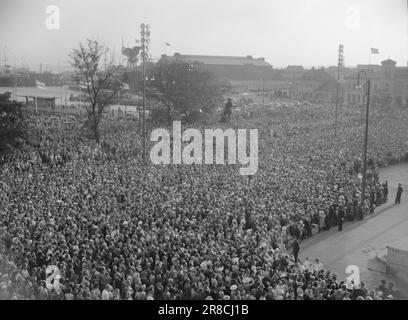 Attuale 16-1947: Centomila tributi al re per 75 anni Oslo aveva tirato fuori tutte le fermate per il 75th° compleanno del re Haakon il 3 agosto. L'immagine del re brillò contro uno in tutte le dimensioni ed edizioni da quasi ogni vetrina. Per tre giorni interi i festeggiamenti reali durarono. Il momento culminante dei festeggiamenti di Oslo è stato senza dubbio il giro in auto del re attraverso la città di domenica. Foto: Aktuell / NTB ***FOTO NON ELABORATA*** Foto Stock