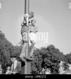 Attuale 16-1947: Centomila tributi al re per 75 anni Oslo aveva tirato fuori tutte le fermate per il 75th° compleanno del re Haakon il 3 agosto. L'immagine del re brillò contro uno in tutte le dimensioni ed edizioni da quasi ogni vetrina. Per tre giorni interi i festeggiamenti reali durarono. Il momento culminante dei festeggiamenti di Oslo è stato senza dubbio il giro in auto del re attraverso la città di domenica. Foto: Aktuell / NTB ***FOTO NON ELABORATA*** Foto Stock