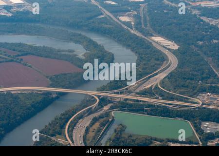 Richmond, Virginia, USA - Vista aerea del fiume James, i-95 e del Vietnam Veterans Bridge sulla Pocahontas Parkway i-895 nella contea di Chesterfield Foto Stock