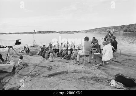 Corrente 28 - 4 - 1974: Cacciato dalla spiaggia Coppia sposata Ada Haug e Odd Grythe viaggio dal campeggio al campeggio e fare materiale televisivo. Ci sono trasmissioni live. Ma richiedono anche un ampio lavoro preparatorio. Foto: Ivar Aaserud / Aktuell / NTB ***FOTO NON ELABORATA*** Foto Stock