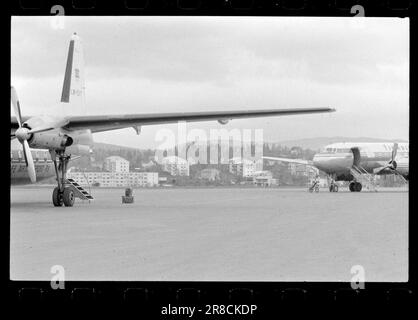 Corrente 47-1-1960: Gli aerei nel soggiorno. Sappiamo ancora troppo poco degli effetti del rumore sull'udito e sui nervi. Tuttavia, stiamo iniziando a costruire un grande aeroporto in una zona densamente costruita: Fornebu. Certo, molte case sono state costruite dopo l'arrivo dell'aeroporto, ma è chiaro che questa era una tipica zona residenziale, ben adatta per lo sviluppo suburbano. Foto: Ivar Aaserud / Aktuell / NTB ***FOTO NON ELABORATA*** Foto Stock