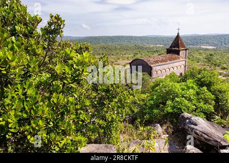 La Chiesa cattolica di Bokor su una collina in una giornata di sole in Cambogia Foto Stock