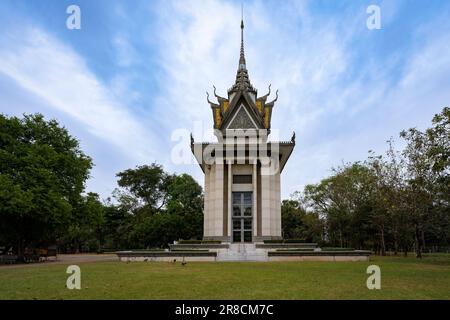 Il centro genocida di Choeung Ek sotto un cielo nuvoloso blu a Phnom Penh, Cambogia Foto Stock