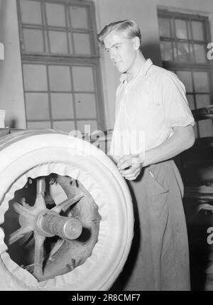 Attuale 22-3-1947: Sciopero della produzione ad AskimaA un paio di mesi fa, i lavoratori di Askim Gummivaefabrikk hanno deciso all'unanimità di seguire l'appello del governo per aumentare la produzione. L'obiettivo è stato fissato al dieci per cento, un aumento significativo per una fabbrica moderna, e le persone scettiche hanno suggerito che i lavoratori e l'azienda, che dovevano organizzare gli aspetti tecnici, avrebbero potuto prendere qualcosa di troppo duro. Ma nel complesso, la produzione in diversi reparti è aumentata di oltre il dieci per cento! Foto: TH. Skotaam / Aktuell / NTB ***FOTO NON ELABORATA*** Foto Stock