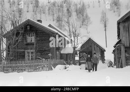 Corrente 6-3-1947: Selbu, numero di Pasqua Cavalieri degli aghi di maglia Selbu in Sør-Trøndelag è uno dei pochi villaggi che può anche vantare un nome all'estero. Selbu è la casa dei Selbuvots. A Selbu non esiste una persona in età superiore alla scuola che non si inginocchierà. Una coppia sposata vecchia ed affidabile sulla loro strada per il negozio con un po 'finito maglieria. Foto: TH. Skotaam / Aktuell / NTB ***FOTO NON ELABORATA*** Foto Stock