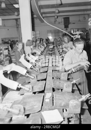 Attuale 22-3-1947: Sciopero della produzione ad AskimaA un paio di mesi fa, i lavoratori di Askim Gummivaefabrikk hanno deciso all'unanimità di seguire l'appello del governo per aumentare la produzione. L'obiettivo è stato fissato al dieci per cento, un aumento significativo per una fabbrica moderna, e le persone scettiche hanno suggerito che i lavoratori e l'azienda, che dovevano organizzare gli aspetti tecnici, avrebbero potuto prendere qualcosa di troppo duro. Ma nel complesso, la produzione in diversi reparti è aumentata di oltre il dieci per cento! Foto: TH. Skotaam / Aktuell / NTB ***FOTO NON ELABORATA*** Foto Stock