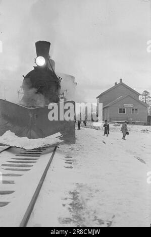 Attuale 1- 1948: Norvegia settentrionale e meridionale collegate tra loro [figura 0079] il 8 dicembre 1947, Nordlandsbanen, o Nord-Norgesbanen, come si dovrebbe piuttosto chiamare, ha aggiunto alcune nuove miglia alla sua crescita. Il tratto di linea Mo i Rana-Lønsdal è stato aperto al traffico generale. Una nuova fase del Nord-Norgesbanen è stata così completata. Ma Lønsdal non è il punto finale, il binario deve andare molto più a nord, - c'è qualche motivo per gonfiare questo incidente a più di un intermezzo tecnico ferroviario? Sì, lo è. Questo evento, che si è svolto senza alcuna grande esposizione di pompo cerimoniale e splendore, in realit Foto Stock