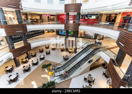 Vista interna del centro commerciale Cascade Shoppin Banff Avenue, Banff, Alberta, Canada, il 8 giugno 2023 Foto Stock