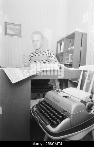 Attuale 53-9-1960: Il più giovane editore norvegese Harald Haraldsen a Trondheim, editore di Motorbladet Speed, ha gradualmente compiuto 18 anni. Ottenne il capitale di partenza dalla pesca e dal lavoro agricolo. Oggi, il 18-year-old è redattore, responsabile, responsabile di pubblicità e direttore di pubblicazione in una stessa persona. Foto: Sverre A. Børretzen / Aktuell / NTB ***FOTO NON ELABORATA*** Foto Stock