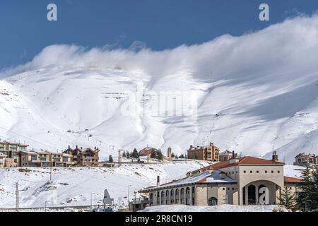 Splendida vista sulle montagne del distretto di Bsharri coperte di neve in una giornata di sole, Libano Foto Stock