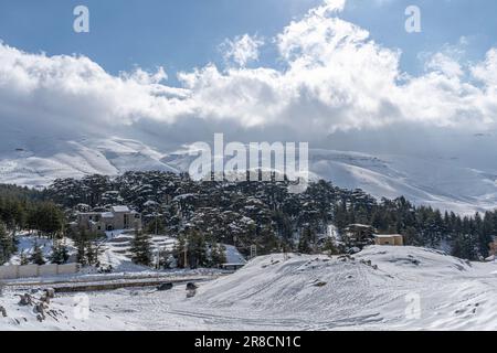 Splendida vista sulle montagne del distretto di Bsharri coperte di neve in una giornata di sole, Libano Foto Stock