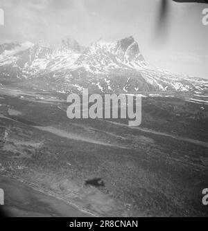 Corrente 10-1947: La rotta di volo espresso lungo la Norvegia con l'Hurtigrute di volo nella rotta regolare, che sarà aperta a giugno, un volo parte da Tromsø e uno da Stavanger ogni mattina, mentre uno è in riserva. La durata del volo è di circa nove ore con ulteriori soste a Bergen, Oslo, Trondheim, Brønnøysund/Sandnessjøen, Bodø e Harstad. Da Tromsø, la rotta Hammerfest–Vadsø–Kirkenes hodt inizia con altri voli tre volte alla settimana per tratta. Il viaggio Kirkenes-Oslo richiederà quindi due giorni con il volo Hurtigruten. Ora passa circa una settimana. La natura Foto Stock