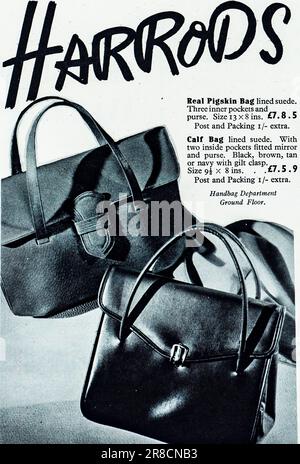 Un annuncio del 1945 per Harrods, Handbag Department, Ground Floor. Due borse sono dotate di borsa Real Pigskin £ 7, £ 8s 5p (posta e imballaggio 1s extra) e la borsa in vitello, £ 7, £ 5s, £ 9d (posta e imballaggio 1s extra). Questo annuncio post-bellico per i beni di lusso mostra che la nazione torna alla normalità dopo la fine della guerra mondiale del 2. Foto Stock