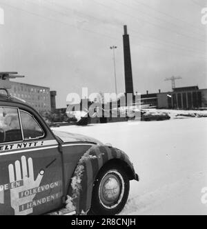 Attuale 53-11-1960: Chi vuole una macchina libera? La fortunata finger car continua il suo viaggio nel Telemark rivestito d'inverno. Se avete la destra thumbprint potete vincere un automobile. Foto: Sverre A. Børretzen / Arnfinn B. Storkaas / Aktuell / NTB ***FOTO NON ELABORATA*** Foto Stock