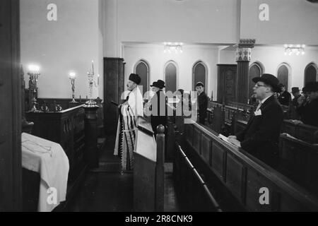 Corrente 52-1-1960: Chanukka dura fino a Pasqua ci sono persone in questo paese anche che non celebrare il Natale, non decorare alberi di Natale e non cantare caroli. E' abbastanza funeraria, sono i membri della comunità religiosa dei mosaici in Norvegia, il popolo di Gesù, gli ebrei. In cambio, celebrano altre feste religiose con almeno altrettanto festa. Foto: Sverre A. Børretzen / Aktuell / NTB ***FOTO NON ELABORATA*** Foto Stock