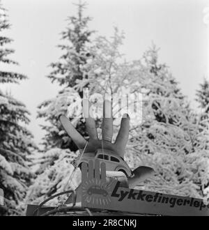 Attuale 53-11-1960: Chi vuole una macchina libera? La fortunata finger car continua il suo viaggio nel Telemark rivestito d'inverno. Se avete la destra thumbprint potete vincere un automobile. Foto: Sverre A. Børretzen / Arnfinn B. Storkaas / Aktuell / NTB ***FOTO NON ELABORATA*** Foto Stock