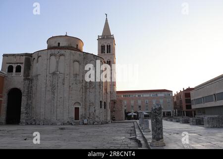 La città di Zara e i monumenti storici con chiese e una cattedrale che sono ancora in uso oggi. Le foto mostrano anche la parte costiera della città. Foto Stock