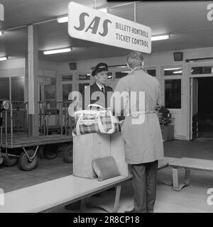 Attuale 1-5-1960: Voliamo - e l'attesa Di Un volo da Oslo a Bergen ha preso 4 1/2 ore. Abbiamo aspettato e bused via oltre 3! Foto: Ivar Aaserud / Aktuell / NTB ***FOTO NON ELABORATA*** Foto Stock