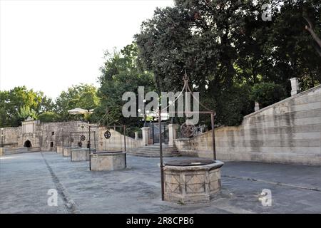 La città di Zara e i monumenti storici con chiese e una cattedrale che sono ancora in uso oggi. Le foto mostrano anche la parte costiera della città. Foto Stock