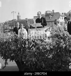 Corrente 24-8-1960: Avventura nella posta Dispatcher ferroviario Louis Forsdike pensò che fosse tutto menzogne e fantasia quando trovò la grande avventura nella cassetta postale a casa sua a Dovercourt, Essex, Inghilterra, una mattina qualche settimana fa. Si trattava di una lettera del comune di Stavanger che invitava tutta la famiglia di quattro persone per un viaggio di dieci giorni a Stavanger, gratuito. Questo non accade, ha detto il Sig. Forsdike. Foto: Ivar Aaserud / Aktuell / NTB ***FOTO NON ELABORATA*** Foto Stock